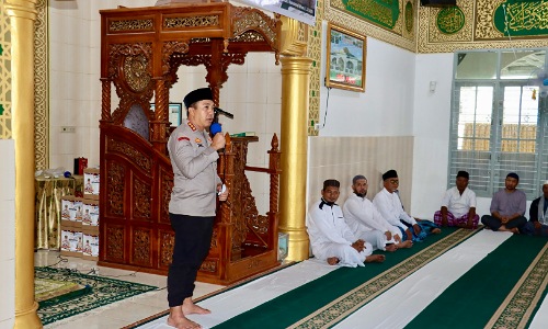 Kapolresta Pekanbaru saat kegiatan Jumat Curhat di Masjid Al Mukminin Kulim.(foto: istimewa)