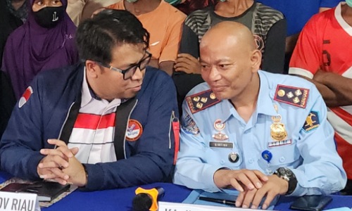 Kepala BP3MI Riau, Fanny Wahyu (kiri) bersama Kepala Imigrasi Dumai saat menghadiri konferensi pers di Lanal Dumai, Senin (15/5/2023).(foto: bambang/halloriau.com)