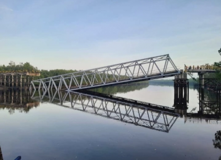 Jembatan Perawang yang menghubungkan antara Desa Selat Akar dan Bandul, Kecamatan Tasik Putri Puyu, ambruk malam ini