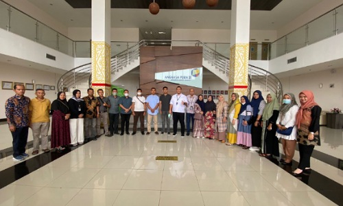 Manajemen Angkasa Pura II Pekanbaru bersama para mitra binaan yang mendapat dana PUMK.(foto: bayu/halloriau.com)