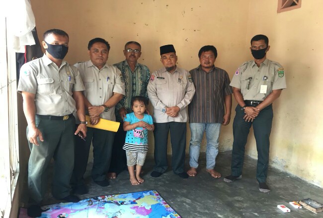 Kalaksa BPBD Kabupaten Rohul H Zulkifli Said, besuk dan bantu bocah berinisial NN (5) diduga jadi korban penganiayaan mengalami trauma berat.