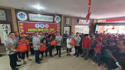 PSMTI Riau bagikan paket Baksos Imlek 2575/2024.(foto: istimewa)