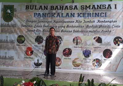   Kepala Sekolah SMAN 1 Pangkalankerinci, Syahrial M.Pd, memberi sambutan sekaligus membuka acara Lomba Seni sempena Bulan Bahasa 2018 di sekolah tersebut, Kamis (8/11).