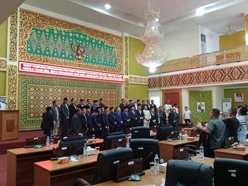 DPRD Pelalawan mengadakan rapat paripurna penetapan pasangan calon Bupati dan Wakil Bupati terpilih, Zukri SM dan Husni Tamrin. (Foto: Andy Indrayanto)