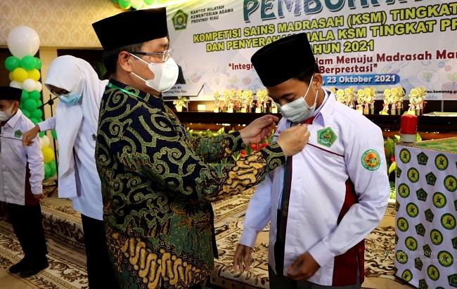 Kakanwil Kemenag Riau Mahyudin melepas kontingen Provinsi Riau untuk mengikuti Kompetisi Sains Madrasah (KSM) tingkat nasional. 