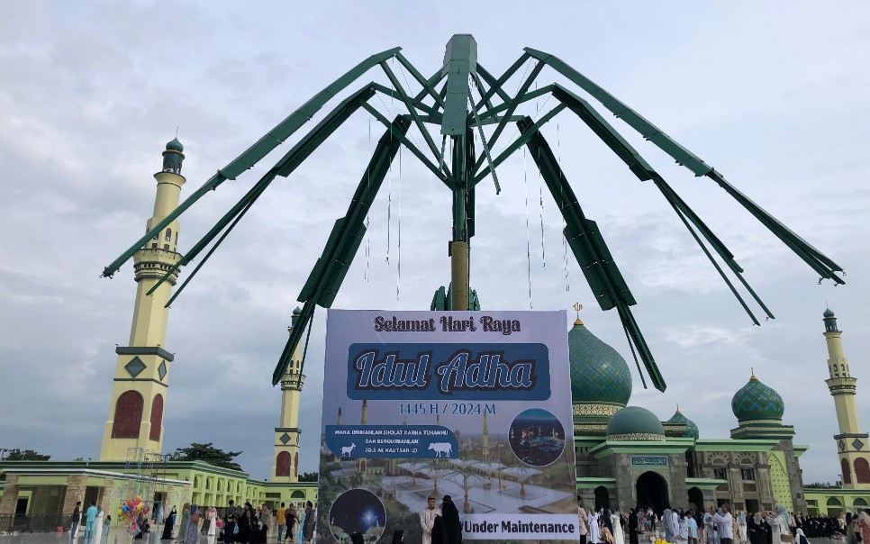 Tak ada payung elektrik Masjid Raya Annur yang dikembangkan saat momen Salat Iduladha (foto/Yuni)