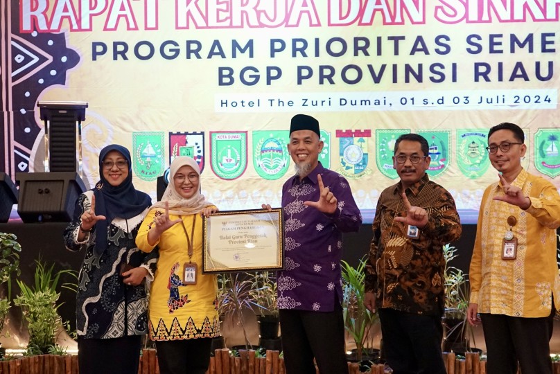 Walikota Dumai H. Paisal menyerahkan piagam penghargaan kepada Balai Guru Penggerak Riau (foto/bambang)