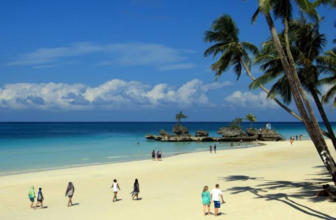 Turis Bercinta Di Pantai Disaksikan Banyak Orang Dipisahkan Polisi Tapi Malah Balik Lagi