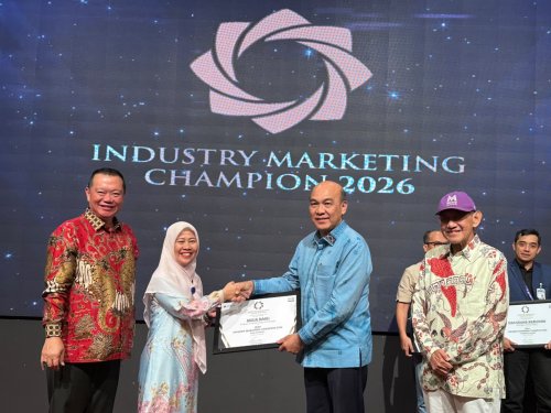 Direktur RAPP, Mulia Nauli, menerima Penghargaan Industry Marketing Champion 2026 dari MarkPlus Inc yang diserahkan oleh perwakilan Dinas PERINDAGKOP UMKM Pemprov Riau, Trisiana Anum Sari, disaksikan Chairman MarkPlus Inc Hermawan Kartajaya dan Business Partner MarkPlus Riau, Peng Suyoto.