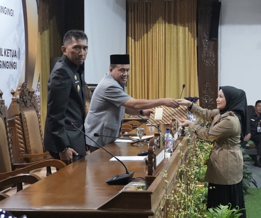 Juru Bicara DPRD Kuansing Desi Guswita serahkan pendapat akhir DPRD terhadap Ranperda RTRW Kuansing 2024-2044 kepada Ketua DPRD Juprizal.