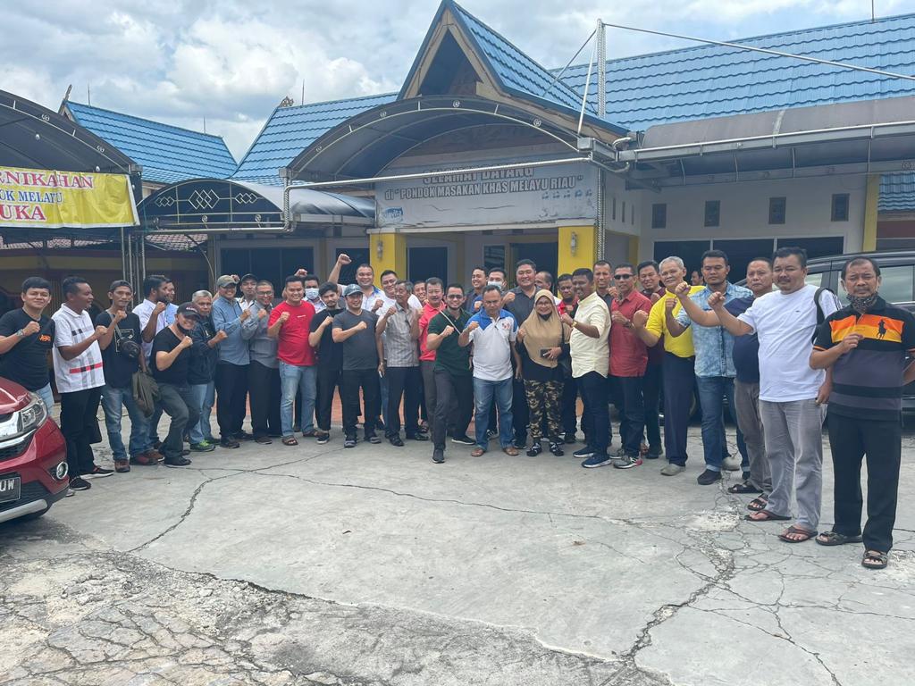 Bakal Calon Ketua KONI Pekanbaru, M Yaser bersama tim pemenangan.