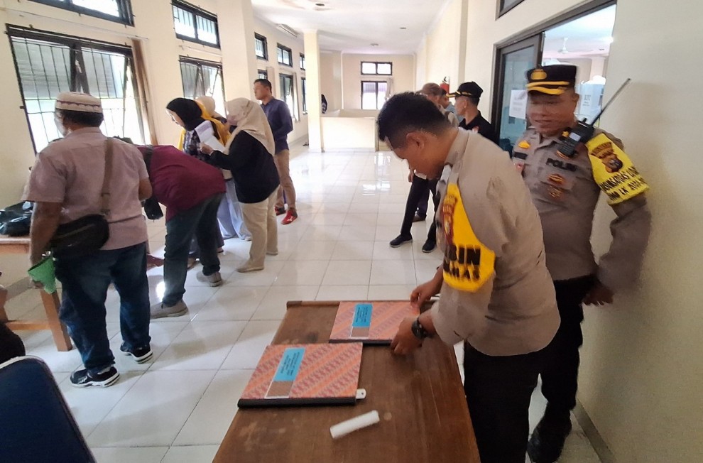 Polresta Pekanbaru lakukan pengamanan logistik Pemilu di Kantor Kecamatan Limapuluh (foto/ist)