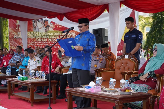 Sekda Siak, Arfan membuka pawai karnaval 2024 bertema "Keberagaman Budaya Kabupaten Siak Menuju Indonesia Maju" (foto/diana)