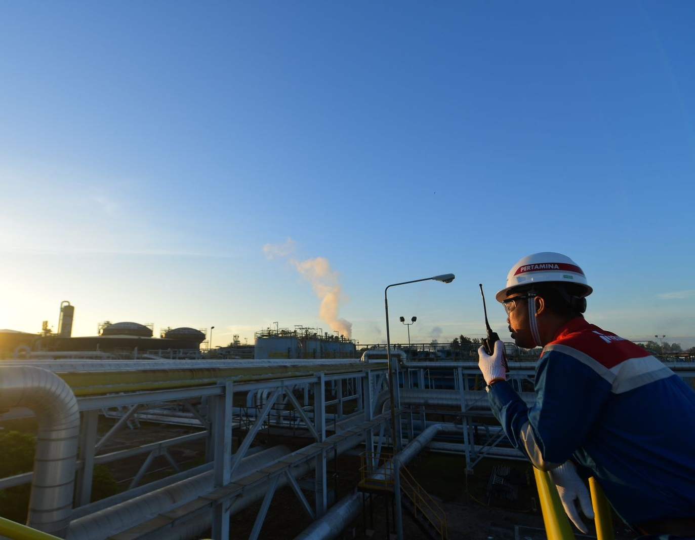 Pekerja PT Pertamina Hulu Rokan (PHR) WK Rokan saat melaksanakan aktivitas pekerjaan di lapangan minyak Duri, untuk memberikan kontribusi bagi ketahanan energi nasional.