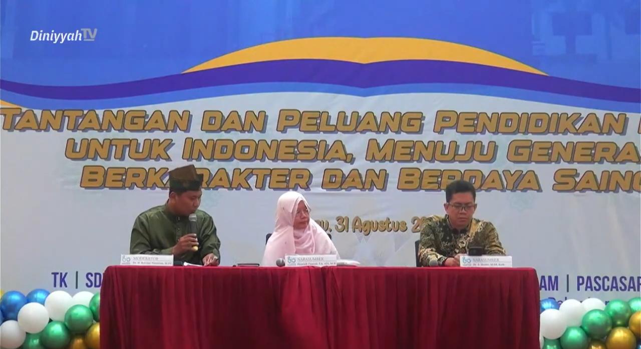 Narasumber Seminar Tantangan dan Peluang Pendidikan Islam untuk Indonesia dalam rangka Milad ke-60 Yayasan Diniyah Puteri Pekanbaru (foto/ist)