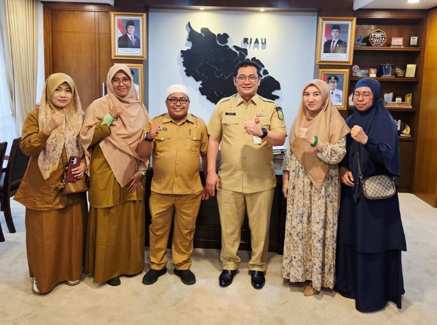 Sekda Riau, Syahrial Abdi bersama Forum ASN PPPK Guru menggelar pertemuan bahas relokasi (foto/ist)