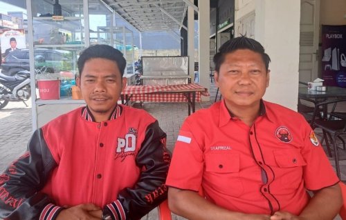 Ketua DPC PDI Perjuangan Pelalawan, H. Syafrizal SE (kanan) didampingi Wakil Sekretaris Ferly Azhari, SH (foto/Andy)