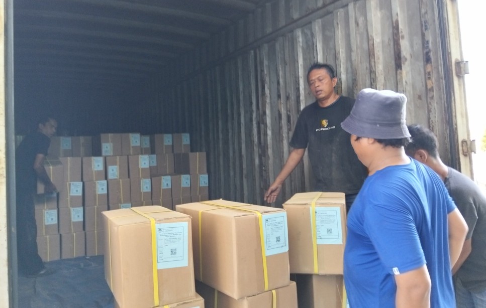 KPU Pekanbaru menerima logistik Pilkada 2024 (foto/Dini)