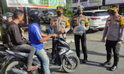 Kapolres Inhu, AKBP Bachtiar Alponso SIK MSi memberikan edukasi kepada pengedara motor saat Operasi Zebra Lancang Kuning 2022.(foto: andri/halloriau.com)