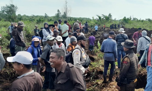 Warga di Desa Tanjung Kedabu berjaga-jaga di areal konsesi.(foto: dok/halloriau.com)