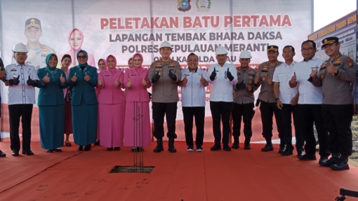 Kapolda Riau, Irjen Pol Mohammad Iqbal SIk MH didampingi Bupati, wakil Bupati dan Kapolres foto bersama usai peletakan baru pertama pembangunan lapangan tembak