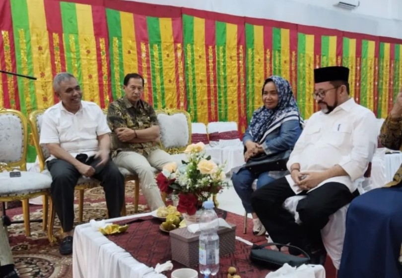 Kamsol-Bustami HY datang KPU Kabupaten Kampar, usai penutupan pendaftaran calon bupati (foto/Antara)