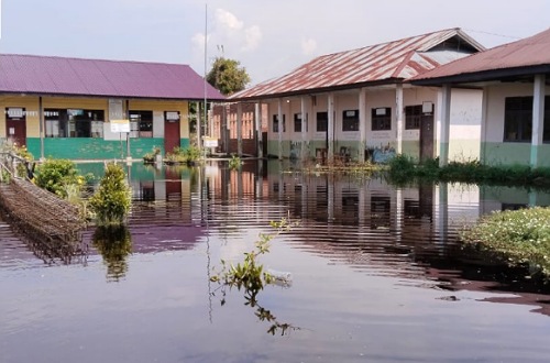 Sekolah di Bangko terendam banjir.(foto: afrizal/halloriau.com)