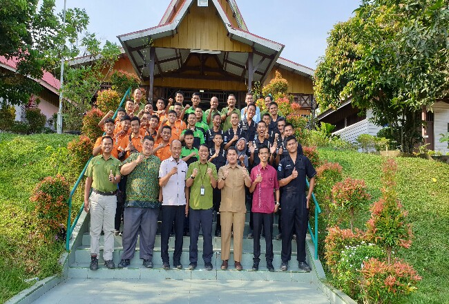 Foto bersama siswa Magang SMK Mutu Pekanbaru dan SMKN 1 Pangkalan Kerinci di BPPUT CD PT RAPP, Senin (2/3/2020).