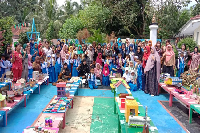   Kepala Sekolah TK Tunas Sawi Indah, Helna Sari dan tenaga pendidik lainnya, menyaksikan Anak didik dan orang tua didik, mengikuti lomba membuat APE yang ditaja TK Tunas Sawit Indah