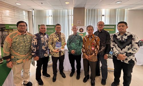 Rektor UIR, Prof Dr H Syafrinaldi SH MCL bersama sejumlah civitas akademika UIR dalam kegiatan Pameran Budaya KBRI di Timor Leste.(foto: istimewa)