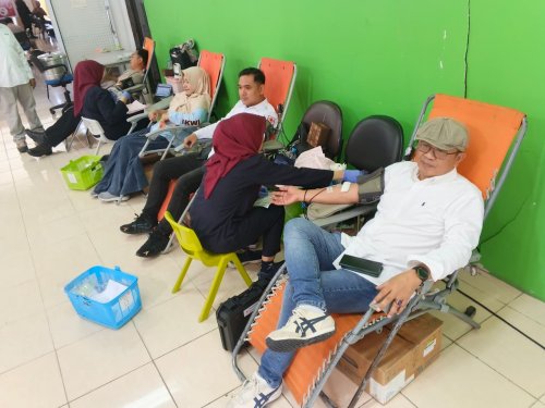 Ketua PWI Riau, Raja Isyam saat ikut berpartisipasi di kegiatan donor darah, Senin (4/5/2026). Foto Ist.
