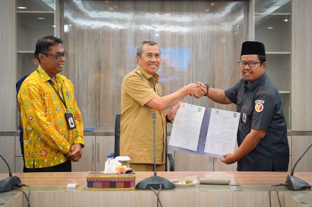 Gubernur Syamsuar tandatangani hibah penyelenggaraan Pilkada Serentak 2024 (foto/int)
