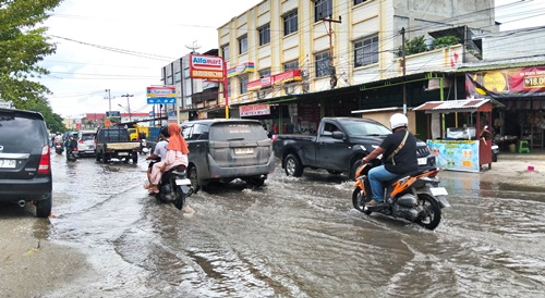 Jalan Dharma Bakti Pekanbaru terendam banjir.(foto: dini/halloriau.com)