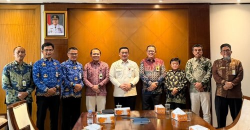 Kakanwil DJP Riau, YFR Hermiyana saat bertemu Sekdaprov Riau, Syahrial Abdi dalam audiensi di Ruang Rapat Sekda Riau.(foto: mcr)