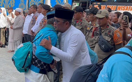 Bupati Pelalawan, H Zukri sambut kepulangan jemaah haji Pelalawan.(foto: andi/halloriau.com)