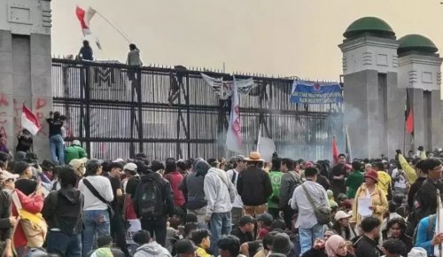 Demo di depan DPR/MPR berlanjut, mahasiswa dari sejumlah kampus terus berdatangan (foto/Antara)