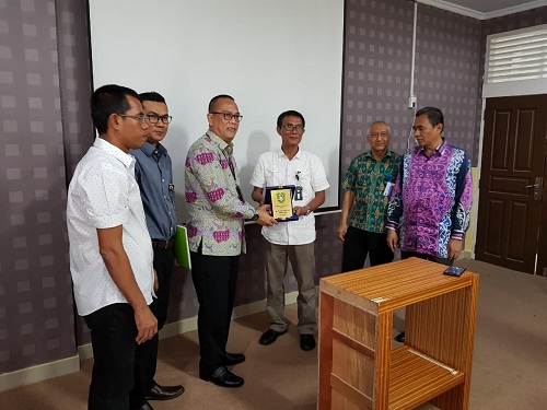 Ketua Prodi Teknik Perminyakan UIR Dr. Muslim (kemeja putih) bersama Wakil Rektor III Ir. Rosyadi, Pimpinan Fakultas Teknik dan Manajemen PT. SPR (Sarana Pembangunan Riau).