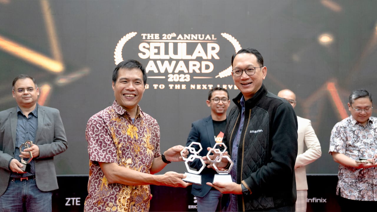 Penghargaan Selular Awards 2023, diraih dari kategori Best Social Movement dari Gerakan Smartfren 100% untuk Indonesia dan Best eSIM Provider untuk eSIM Smartfren (foto/ist)