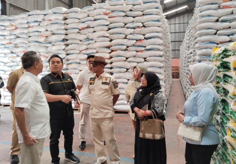 Komisi II DPRD Kota Pekanbaru meninjau Gudang Bulog yang berada di Jalan Jenderal Sudirman (foto/Mimi)