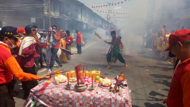 Salah satu ritual pada perayaan Cue Lak di Kota Sungai Pakning