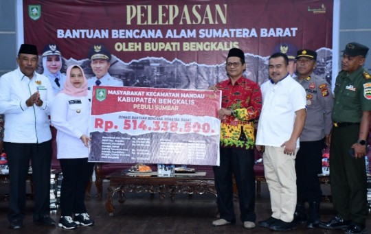 Bupati Kasmarni bersama masyarakat Kecamatan Mandau berangkatkan bantuan untuk korban bencana Sumbar (foto/Zulkarnain)