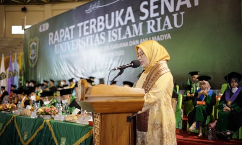 Kepala LLDIKTI Wilayah X, Afdalisma SH MPd hadiri wisuda UIR Periode III.(foto: istimewa)