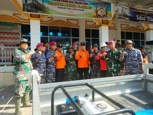 Kolaborasi tim PT BRM dan marinir dalam membersihkan Masjid Al Ikhlas simpang Manunggal usai banjir bandang Sumbar (foto/ist)