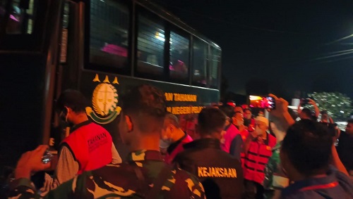 Kejari Pelalawan eksekusi 15 tersangka kasus korupsi pupuk subsidi ke Rutan Sialang Bungkuk, Pekanbaru.(foto: andi/halloriau.com)