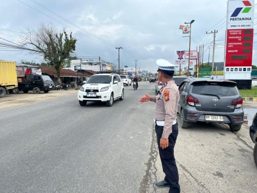 Polantas Pelalawan turun langsung larang antrean SPBU di badan jalan.(foto: mcr)
