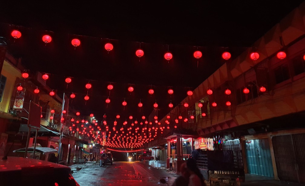 Suasana jelang Imlek 2025 di Jalan Karet, Pekanbaru, merah merona dengan lampion (foto/dini)