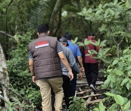 Jaksa saat mengecek lokasi tambak udang di tengah kawasan hutan.