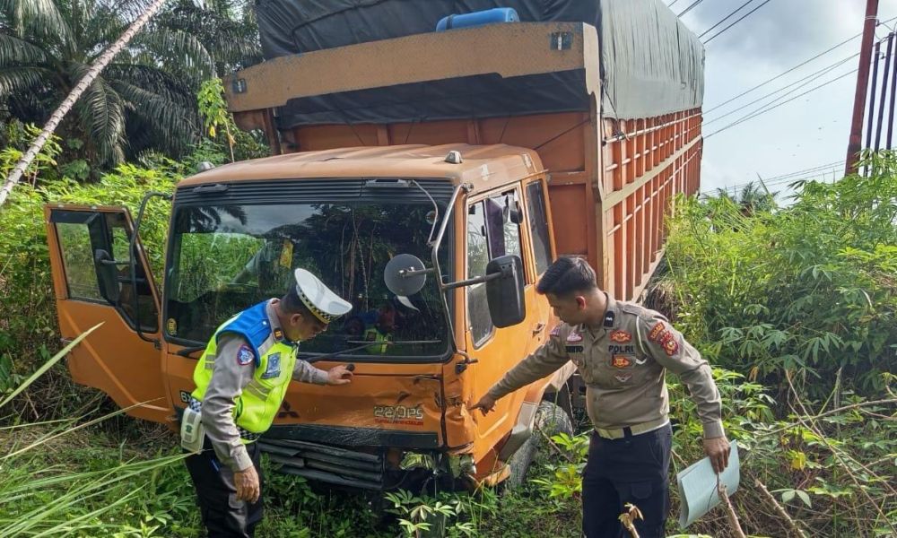 Kecelakaan Maut di Pelalawan, Truk Fuso Tabrak Innova Akibat Rem Blong di Jalan Banjir. Foto mcr