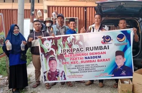 Foto berbagi takjil Nasdem DPC Rumbai Barat