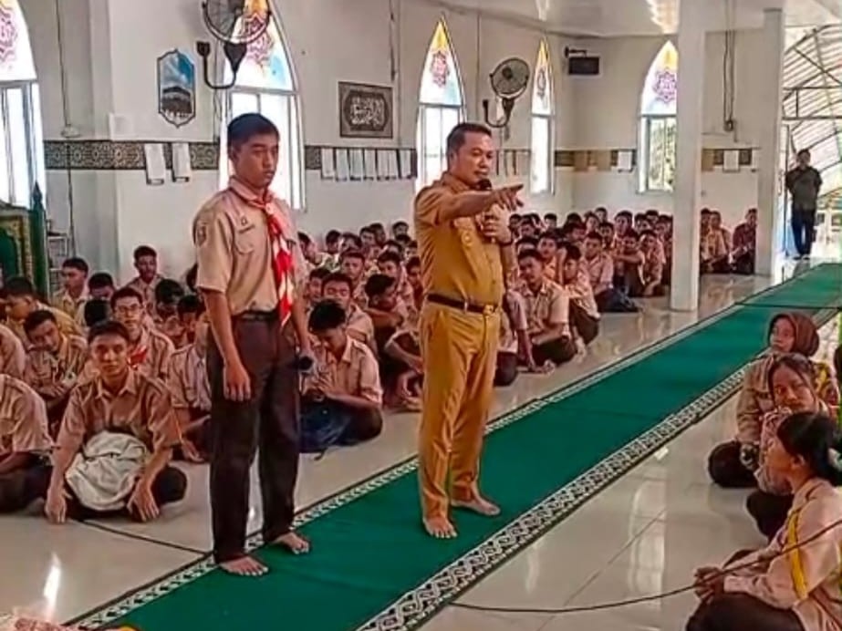 Wabup Pelalawan, Husni Thamrin beri motivasi growth mindset ke siswa SMKN 1 Pangkalan Kerinci (foto/Andy)